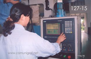 Foto 127-15 - Empleada manejando un controlador de torno en la empresa Shanghai DinLong Machinery Co. Ltd fabricante de las máquinas para imprimir cartón corrugado de la marca SRPACK en Shanghai, China - 13-Junio-2006