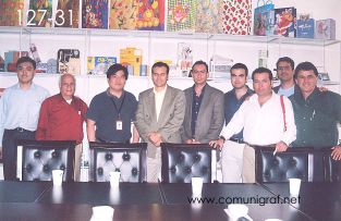 Foto 127-31 - Ignacio Lee (traductor), Heliodoro Ayala, Sr. Chen Gang, Armando Padilla, Alejandro Aguilera, Fernando Martínez, Humberto Mata, José Luis Díaz y Javier Navarro en las oficinas generales de la imprenta Shanghai Chenxi Printing Co, Ltd de Shanghai China - 12-Junio-2006