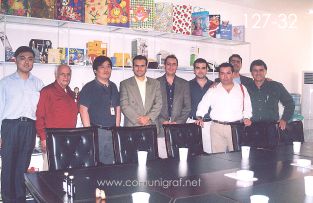 Foto 127-32 - Ignacio Lee (traductor), Heliodoro Ayala, Sr. Chen Gang, Armando Padilla, Alejandro Aguilera, Fernando Martínez, Humberto Mata, José Luis Díaz y Javier Navarro en las oficinas generales de la imprenta Shanghai Chenxi Printing Co, Ltd de Shanghai China - 12-Junio-2006