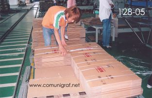 Foto 128-05 - Empleado acomodando los paquetes recién flejados de cajas de cartón corrugado en la empresa Shanghai Jinan Pack Co. Ltd en Shanghai, China - 13-Junio-2006