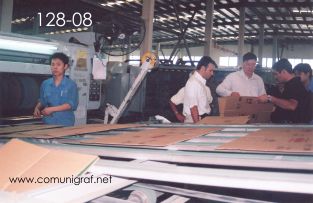 Foto 128-08 - Empleado revisando las impresiones y suajados de las cajas de cartón corrugado recién salidos de una Máquina SRPACK en la empresa Shanghai Jinan Pack Co. Ltd en Shanghai, China - 13-Junio-2006