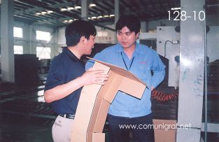Foto 128-10 - Empleados (izq) de la empresa Shanghai DinLong Machinery Co. Ltd y (der) de la empresa Shanghai Jinan Pack Co. Ltd en Shanghai, China - 13-Junio-2006