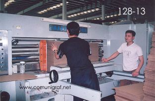 Foto 128-13 - Empleados introduciendo láminas de cartón corrugado a una Máquina SRPACK en la empresa Shanghai Jinan Pack Co. Ltd en Shanghai, China - 13-Junio-2006