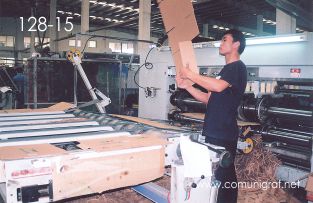 Foto 128-15 - Revisando la impresión y suajado de una caja de cartón corrugado recién salido de una Máquina SRPACK en la empresa Shanghai Jinan Pack Co. Ltd en Shanghai, China - 13-Junio-2006