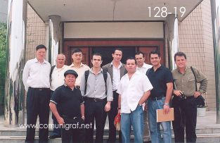 Foto 128-19 - Sr. Quiang-Rong Lin, Heliodoro Ayala, Ignacio Lee (traductor), José Regino Torres, Fernando Martínez, Alejandro Aguilera, Humberto Mata, Armando Padilla, José Luis Díaz y Javier Navarro en la entrada de la empresa Shanghai DinLong Machinery Co. Ltd en Shanghai, China - 13-Junio-2006