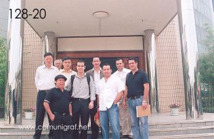 Foto 128-20 - Sr. Quiang-Rong Lin, Heliodoro Ayala, Ignacio Lee (traductor), José Regino Torres, Fernando Martínez, Alejandro Aguilera, Humberto Mata, Armando Padilla y José Luis Díaz en la entrada de la empresa Shanghai DinLong Machinery Co. Ltd en Shanghai, China - 13-Junio-2006