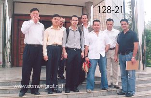 Foto 128-21 - Sr. Quiang-Rong Lin, Ignacio Lee (traductor), Heliodoro Ayala, Fernando Martínez, Alejandro Aguilera, Humberto Mata, Armando Padilla y José Luis Díaz en la entrada de la empresa Shanghai DinLong Machinery Co. Ltd en Shanghai, China - 13-Junio-2006