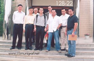 Foto 128-22 - Sr. Quiang-Rong Lin, Ignacio Lee (traductor), Heliodoro Ayala, Fernando Martínez, Alejandro Aguilera, Humberto Mata, Armando Padilla y José Luis Díaz en la entrada de la empresa Shanghai DinLong Machinery Co. Ltd en Shanghai, China - 13-Junio-2006