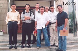 Foto 128-23 - Ignacio Lee (traductor), Fernando Martínez, Alejandro Aguilera, Humberto Mata, Heliodoro Ayala, Armando Padilla y José Luis Díaz en la entrada de la empresa Shanghai DinLong Machinery Co. Ltd fabricante de las máquinas para imprimir cartón corrugado de la marca SRPACK en Shanghai, China - 13-Junio-2006