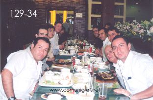 Foto 129-34 - Visitantes mexicanos conviviendo con el Sr. Quiang-Rong Lin y demás personal en comida ofrecida por la empresa Shanghai Jinan Pack Co. Ltd en conocido resturante de Shanghai, China - 13-Junio-2006