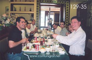 Foto 129-35 - Visitantes mexicanos conviviendo con el Sr. Quiang-Rong Lin y demás personal en comida ofrecida por la empresa Shanghai Jinan Pack Co. Ltd en conocido resturante de Shanghai, China - 13-Junio-2006