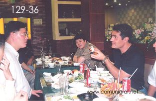 Foto 129-36 - José Luis Díaz (der) entregando una botellita de tequila al Sr. Quiang-Rong Lin (izq) en comida ofrecida por la empresa Shanghai Jinan Pack Co. Ltd en conocido resturante de Shanghai, China - 13-Junio-2006