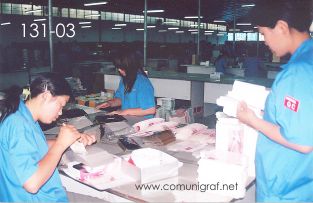 Foto 131-03 - Empleadas pegando empaques para regalos o productos pequeños en la planta de Shanghai Xinya Printing Co Ltd de Wenzhou, Shanghai China - 13-Junio-2006