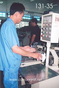 Foto 131-35 - Empleado en la nave de offset de la empresa Shanghai Xinya Printing Co Ltd de Wenzhou, Shanghai China - 13-Junio-2006