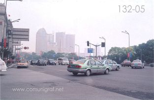 Foto 132-05 - Tráfico vehícular en la zona del Bund o Pudong en Shanghai China - 14-Junio-2006