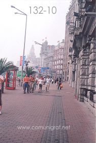 Foto 132-10 - Zona conocida como el Bund (Los chinos lo conocen como Waitan) de Shanghai China - 14-Junio-2006
