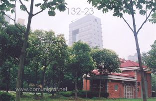 Foto 132-23 - El contraste de los edificios con una zona boscosa en Shanghai China - 14-Junio-2006