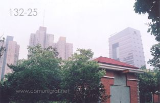 Foto 132-25 - Edificios de fondo en una de las zonas urbanas de Shanghai China - 14-Junio-2006