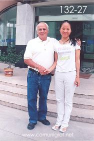 Foto 132-27 - Heliodoro Ayala con la señorita anfitriona de la empresa Shanghai Xinya Printing Co Ltd de Wenzhou, Shanghai China - 13-Junio-2006