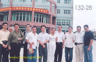 Foto 132-28 - La foto del adios de los visitantes mexicanos con directivos de Xinya Printing en la entrada a la planta de Shanghai Xinya Printing Co Ltd de Wenzhou, Shanghai China - 13-Junio-2006