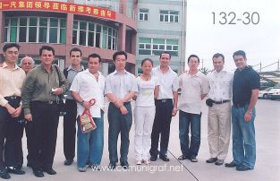 Foto 132-30 - La foto del recuerdo de los visitantes mexicanos con directivos de Xinya Printing en la entrada a la planta de Shanghai Xinya Printing Co Ltd de Wenzhou, Shanghai China - 13-Junio-2006