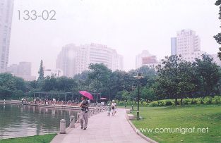 Foto 133-02 - Familias chinas disfrutando del Parque Xujiahui (xujiahui park) de Shanghai China - 16-Junio-2006