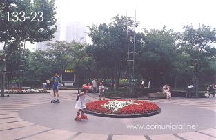 Foto 133-23 - Niños patinando en el parque Xujiahui (xujiahui park) de Shanghai China - 16-Junio-2006