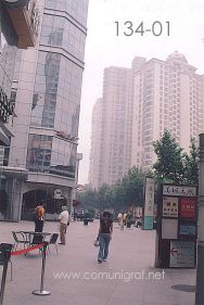 Foto 134-01 - Zona peatonal en la avenida Tianyaoqiao de Shanghai China - 16-Junio-2006