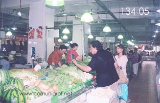 Foto 134-05 - Puesto de verduras en el mercado Vegetables Market Nandan Xuhui District sobre la avenida Nandan Rd de Shanghai China - 16-Junio-2006