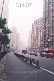 Foto 134-07 - Otra toma de la avenida Tianyaoqiao de Shanghai China - 16-Junio-2006