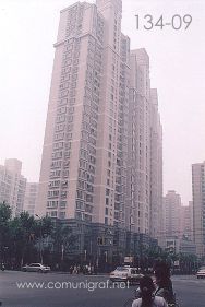 Foto 134-09 - Edificio de departamentos sobre la avenida Tianyaoqiao de Shanghai China - 16-Junio-2006