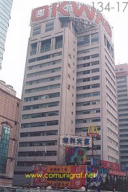 Foto 134-17 - Edificio OKWAP sobre el Blvd. Zhaojiabeng Rd en la zona del Parque Xujiahui de Shanghai China - 16-Junio-2006