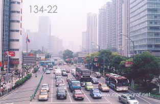 Foto 134-22 - Tráfico vehícular en el Blvd. Zhaojiabeng Rd en la zona del Parque Xujiahui de Shanghai China - 16-Junio-2006