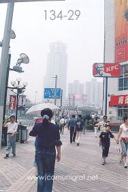 Foto 134-29 - Peatones sobre el Blvd. Zhaojiabeng Rd en la zona del Parque Xujiahui de Shanghai China - 16-Junio-2006