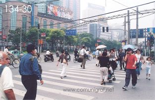 Foto 134-30 - Semáforo en verde para los peatones en la Esquina Avenida Tiamping Rd y el Blvd. Zhaojiabeng Rd en la zona del Parque Xujiahui de Shanghai China - 16-Junio-2006