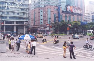 Foto 134-32 - Tráfico urbano en la Esquina Avenida Tiamping Rd y el Blvd. Zhaojiabeng Rd en la zona del Parque Xujiahui de Shanghai China - 16-Junio-2006