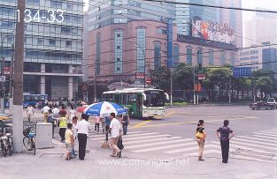 Foto 134-33 - Zona urbana en la Esquina Avenida Tiamping Rd y el Blvd. Zhaojiabeng Rd en la zona del Parque Xujiahui de Shanghai China - 16-Junio-2006