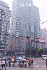 Foto 134-34 - Peatones en la esquina Avenida Tiamping Rd y el Blvd. Zhaojiabeng Rd en la zona del Parque Xujiahui de Shanghai China - 16-Junio-2006