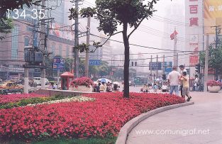 Foto 134-35 - Saliendo del Parque Xujiahui (xujiahui park) a una de las zonas urbanas de Shanghai China - 16-Junio-2006