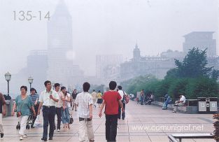 Foto 135-14 - Otra vista del paseo del malecón sobre el Río Huangpu y al fondo un espectacular de la marca Ricoh en la zona del Bund de Shanghai China - 16-Junio-2006