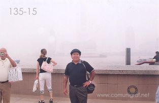 Foto 135-15 - José Regino Torres en el Malecón sobre el Río Huangpu en la zona del Bund de Shanghai China - 16-Junio-2006