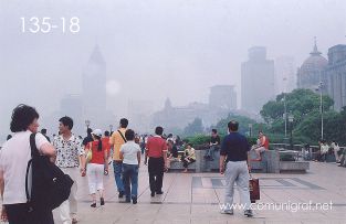 Foto 135-18 - El malecón sobre el Río Huangpu y al fondo un espectacular de la marca Ricoh en la zona del Bund de Shanghai China - 16-Junio-2006