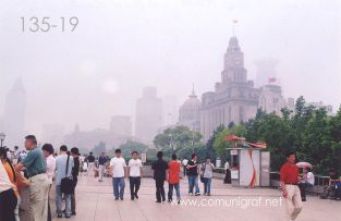 Foto 135-19 - Paseo por el malecón sobre el Río Huangpu y de fondo la Catedral en la zona del Bund de Shanghai China - 16-Junio-2006