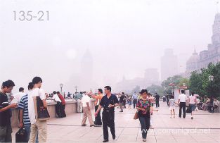 Foto 135-21 - El malecón sobre el Río Huangpu en la zona del Bund de Shanghai China - 16-Junio-2006