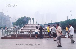 Foto 135-27 - Fuente con la estatua de Mao Tse-tung sobre la avenida Zhongshan East en la zona del Bund de Shanghai China - 16-Junio-2006