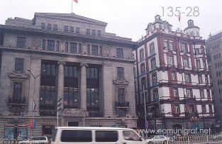 Foto 135-28 - Edificios históricos sobre la avenida Zhongshan East en la zona del Bund de Shanghai China - 16-Junio-2006