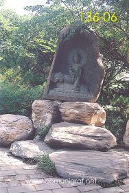 Foto 136-06 - Escultura sobre piedra en los jardines laterales de la torre de la Gran Pagoda del Ganso Salvaje (Big Wild Goose Pagoda) en la ciudad de Xían China - 17-Junio-2006