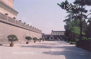 Foto 136-09 - Uno de los patios laterales al pie de la torre de La Gran Pagoda del Ganso Salvaje (Big Wild Goose Pagoda) en la ciudad de Xían China - 17-Junio-2006