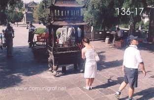 Foto 136-17 - Visitante haciendo oración antes de entrar al pie del templo budista de La Gran Pagoda del Ganso Salvaje (Big Wild Goose Pagoda) en la ciudad de Xían China - 17-Junio-2006