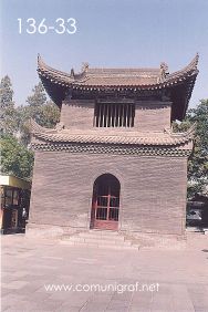 Foto 136-33 - Pequeño templo en la entrada de la zona del templo budista de La Gran Pagoda del Ganso Salvaje (Big Wild Goose Pagoda) en la ciudad de Xían China - 17-Junio-2006